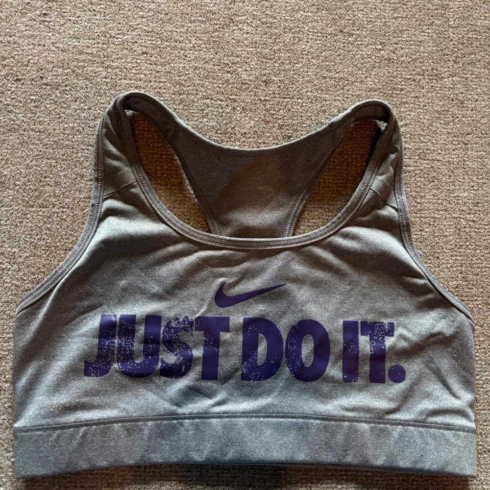 NIKE Swoosh Light Support Non-Padded sports bra